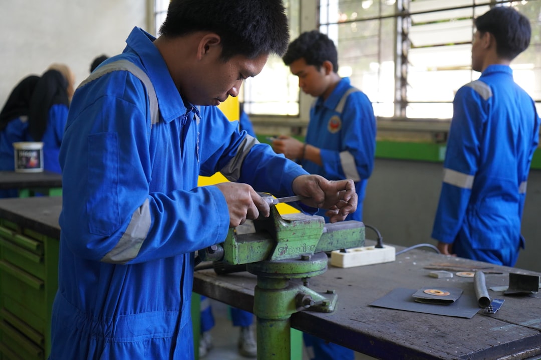 Учень Ausbildung за практичною роботою в майстерні